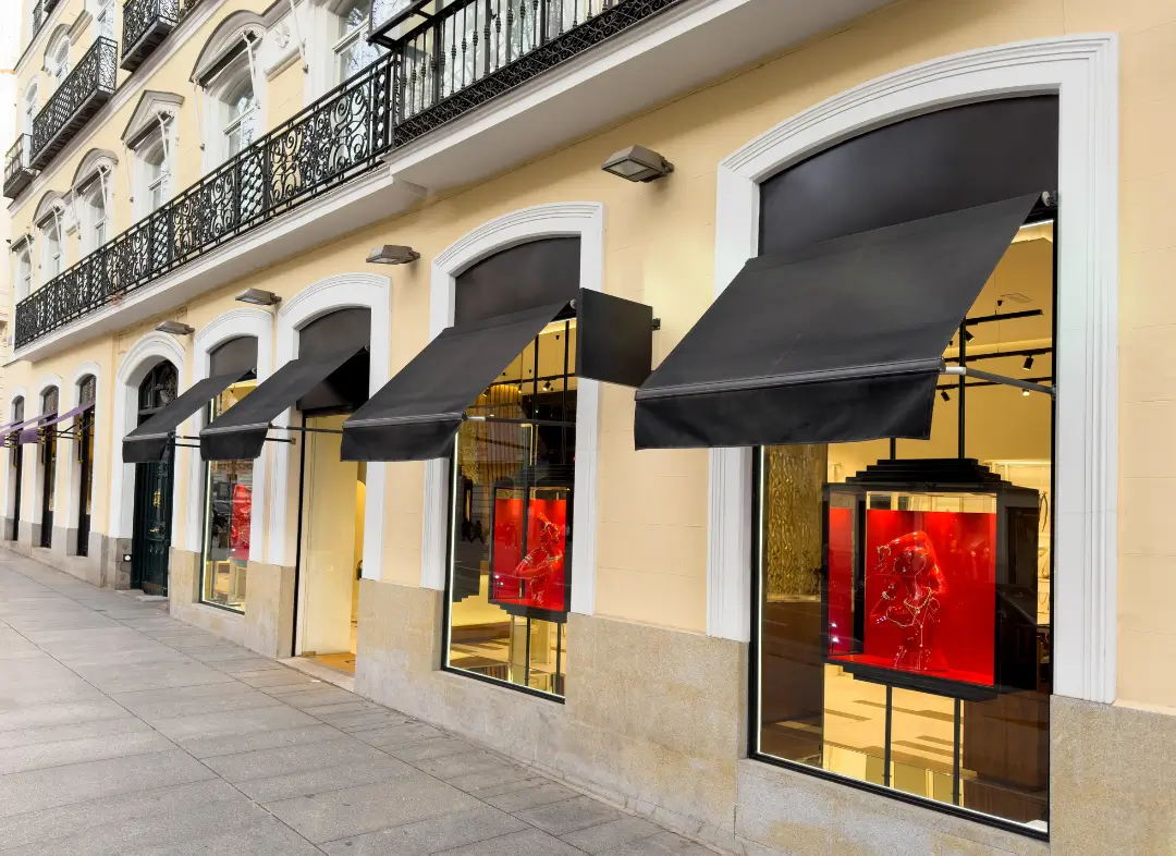 Façade vitrine de magasin en aluminium sur mesure à Brignoles